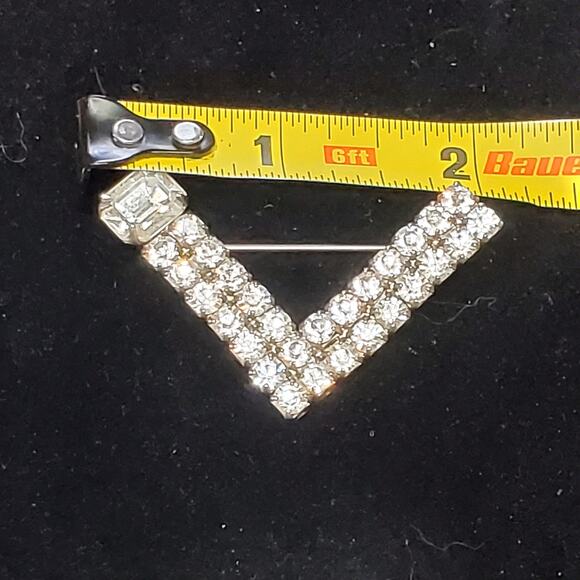 Clear Rhinestone Silver Tone V Unsigned Brooch Pin 1.5" Vtg - Picture 5 of 5
